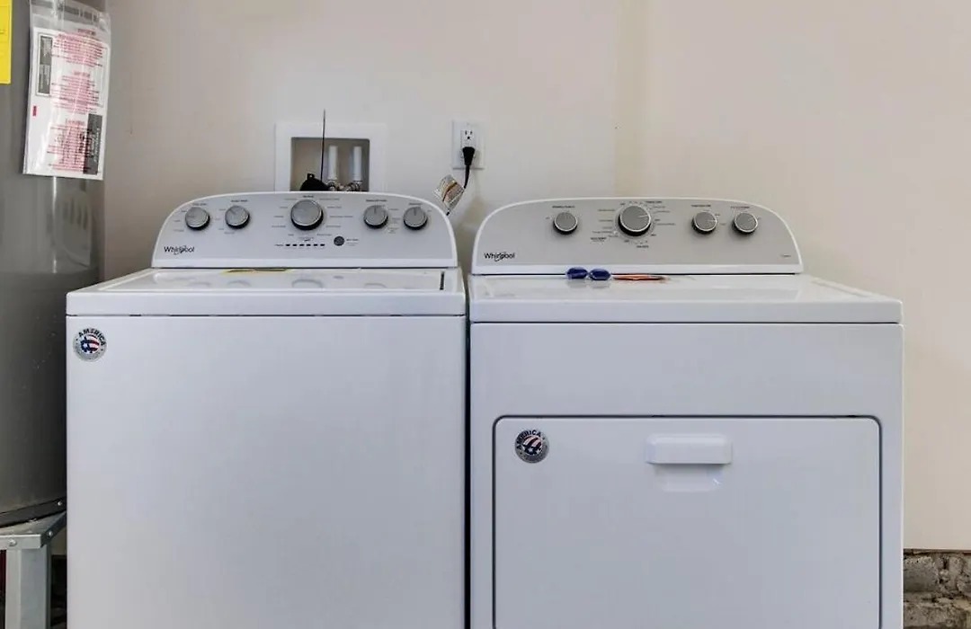 Charming East Nash Retreat, Walk To Dining Faves, Cozy Den, Workspace And Smart Tvs, Plush Velvet Sofa, Full Kitchen & Garage, Near Mas Tacos & Five Points, 10 Min To Broadway, 24 Hr Hospitality-1
